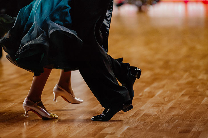 Für die Bälle die passenden Tanzschuhe (©Foto: iStock-sportpoint) 