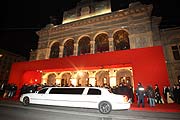 Das neue Opernball-Entrée vor der Wiener Staatsoper (Foto: APA)